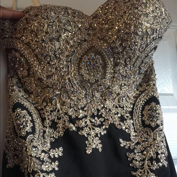 Prom dress 🖤 - Picture 2 of 4